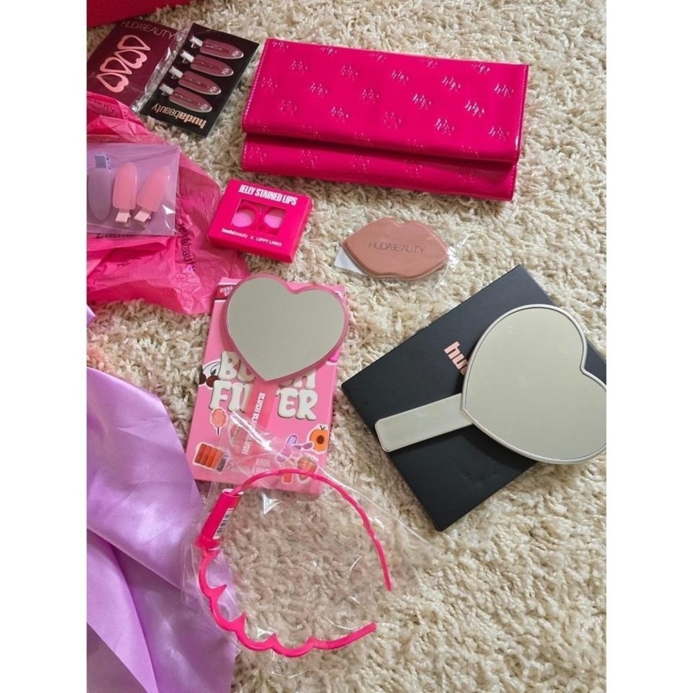 Huda Beauty bundle / PR-style set with box and multiple accessories. - Picture 5 of 8
